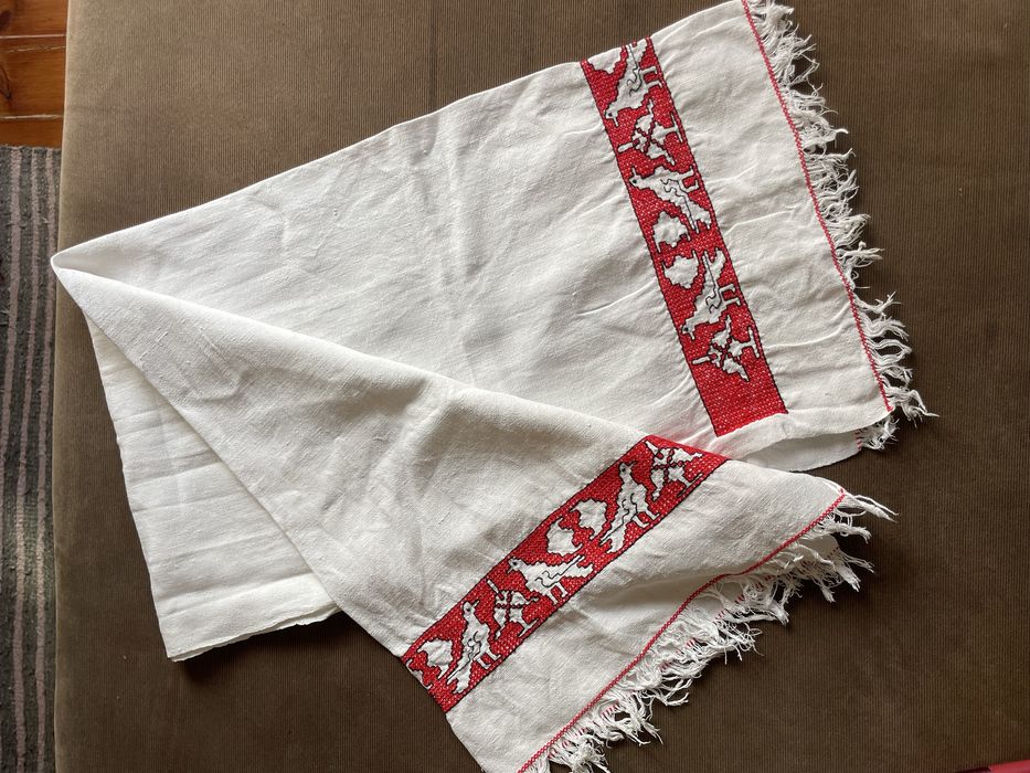 Toalha para aparador bordada à mão