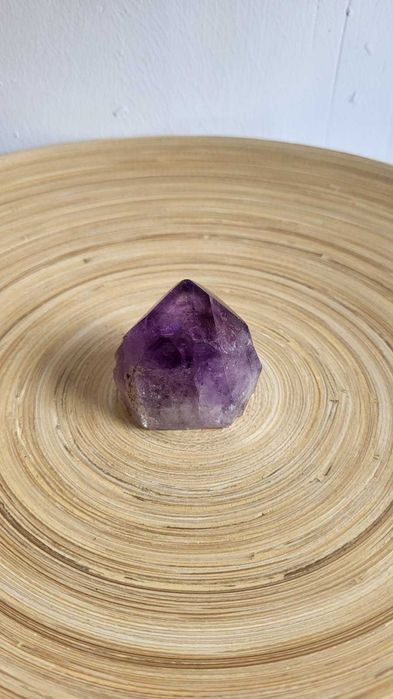 Ponta grande de Ametista Violeta cerca de 90gr