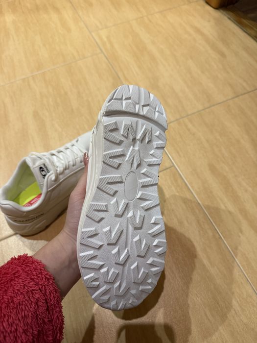 Продам кросівки нові , в коробці