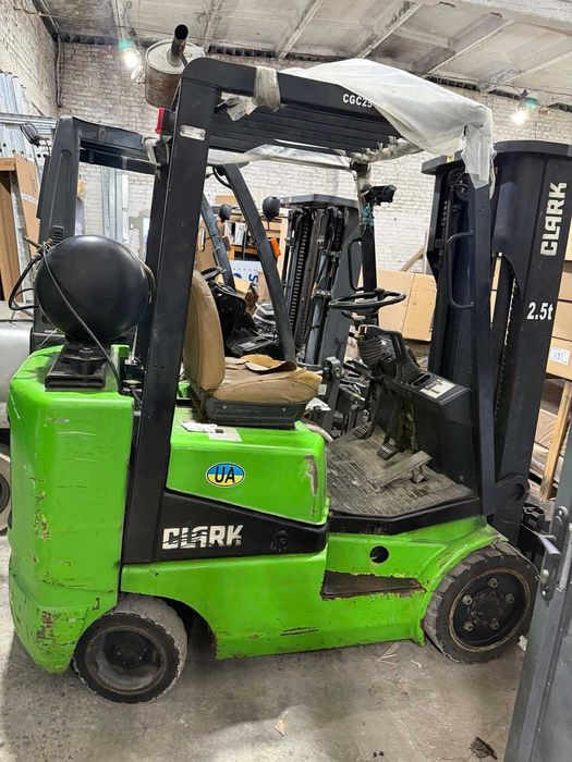 Вилковий навантажувач Clark CGC25 (2.5т), підйом 4.8м + Подовжені вила