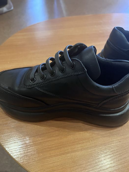 Продам шкіряні кросівки