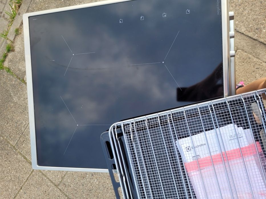 Kuchenka indukcyjna z piekarnikiem w idealnym stanie