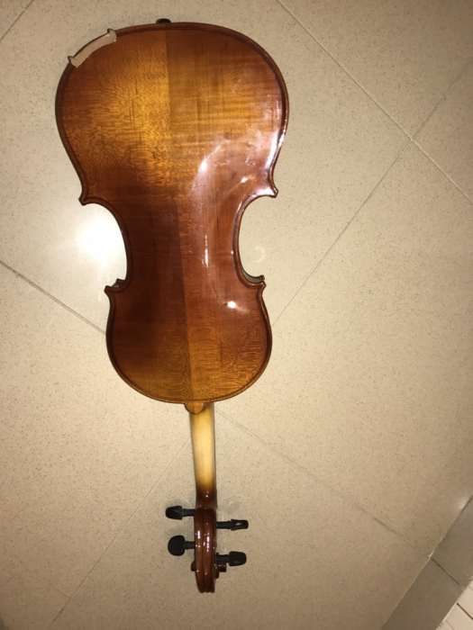 Violino de fabrico manual 4/4 Em optimo estado .Se pretender mais info