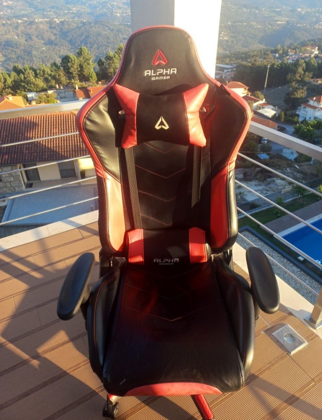 Vendo cadeira gaming Alpha em ótimo estado .