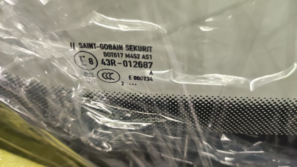 Шкода Еніак шиба передня,скло переднє.