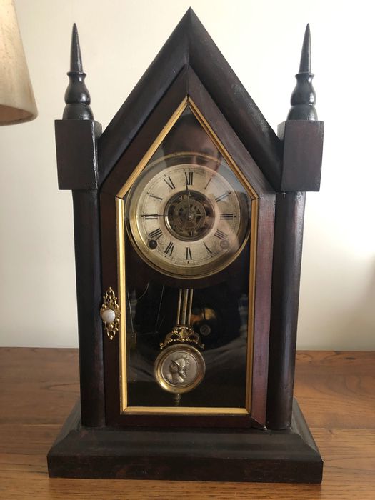 Bonito relógio de pêndulo antigo de parede