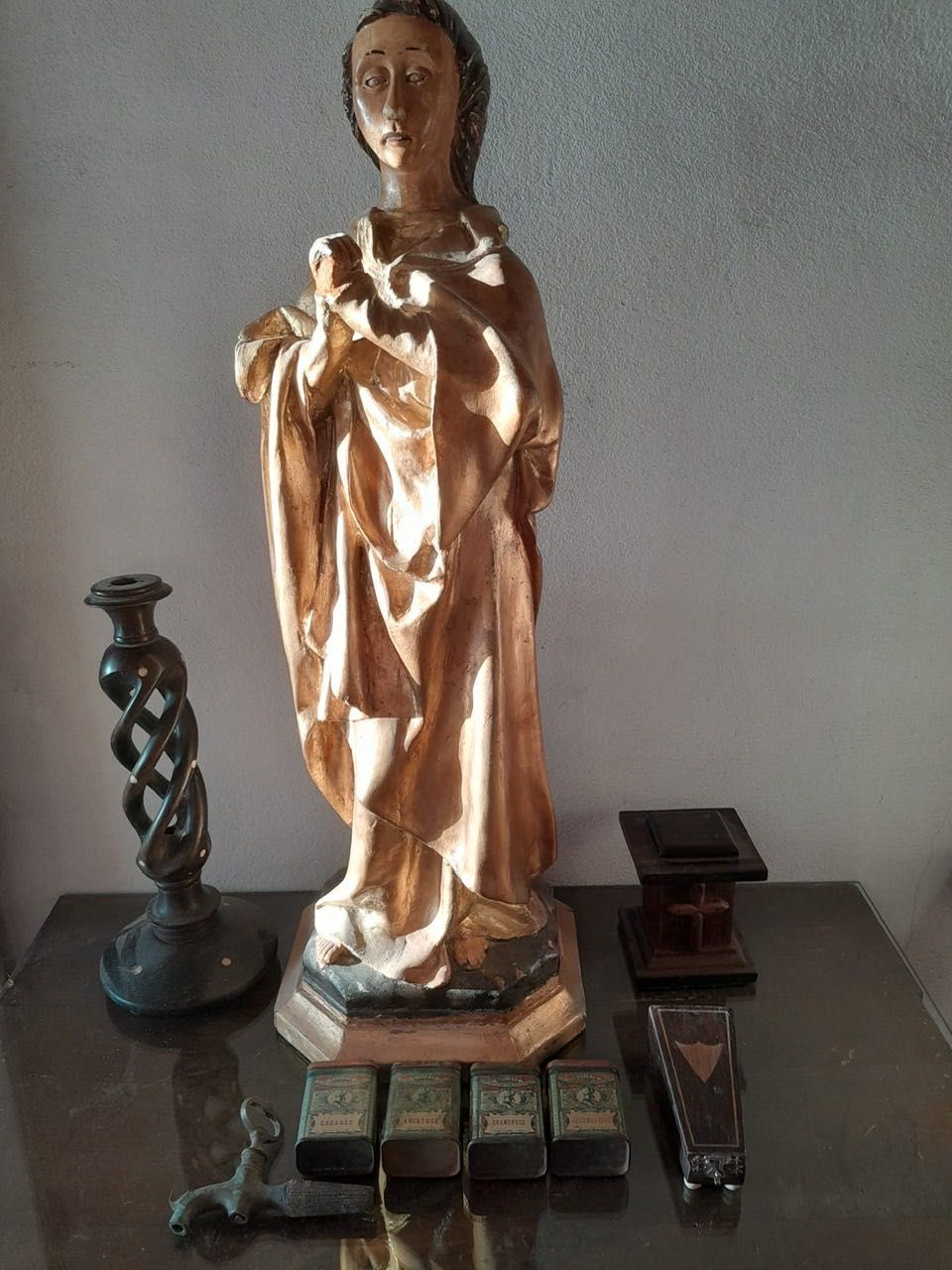 São João Evangelista em talha dourada com folha de ouro , 59 cm