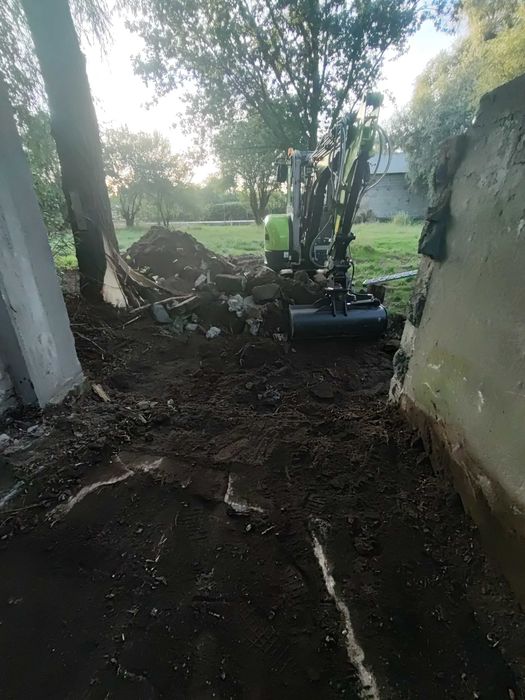 usługi minikoparką prace ziemne czyszczenie terenu ziemia rozbiórki