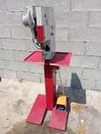 Máquina de meter rivetes
