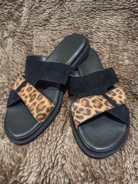 Шльопанці, босоніжки