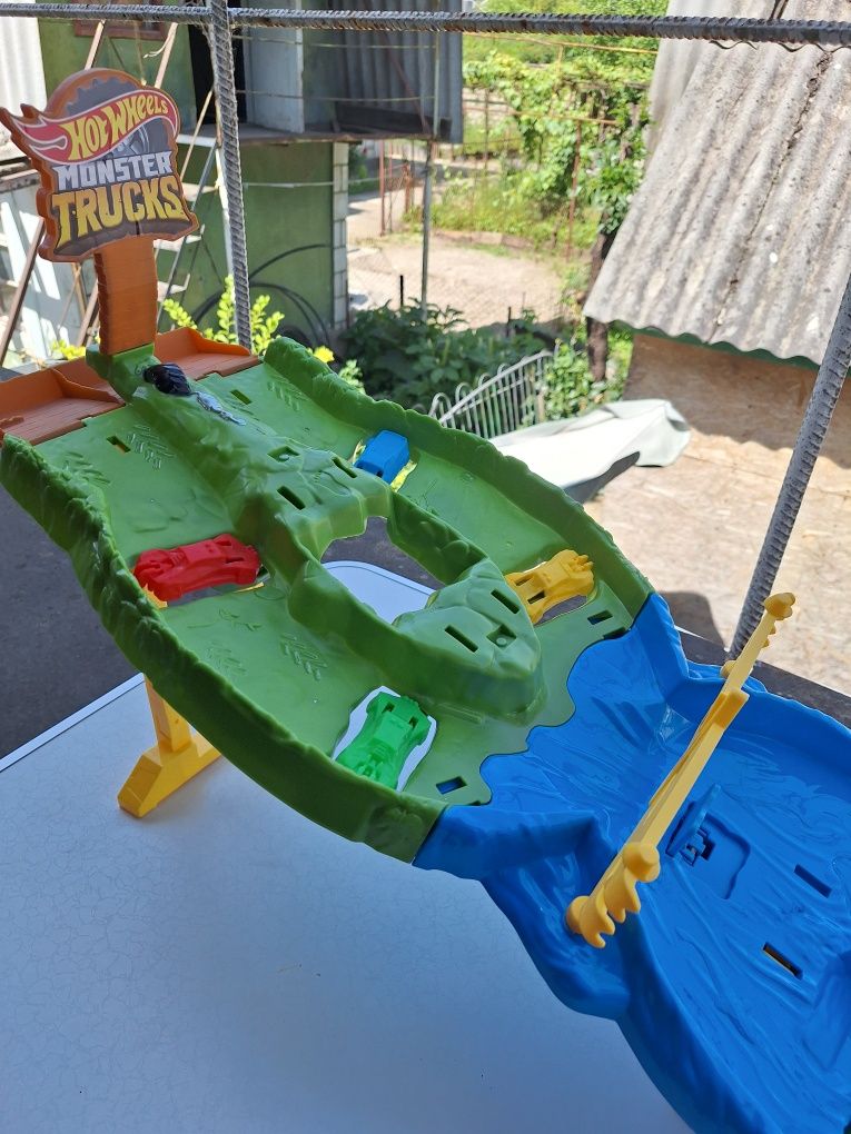 Трек Hot Wheels Monster Trucks гонки титанов