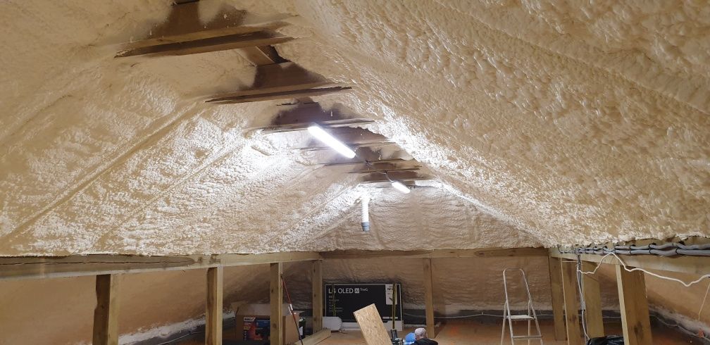 Izolacja pianką poliuretanową ocieplenie Dachu poddasza pianą pur