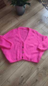 Sweter sweterek kolor różowy guziki fason pudełko pudełkowy Uni