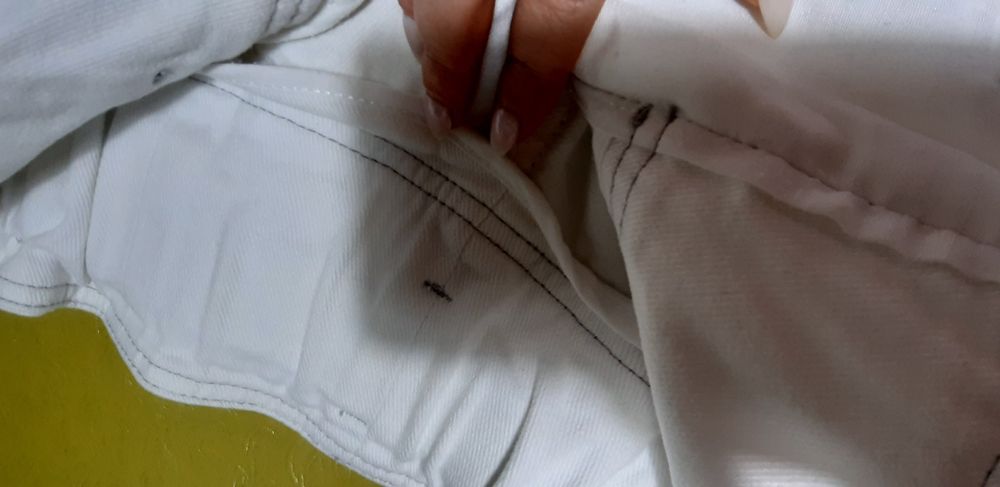 Calças brancas de ganga