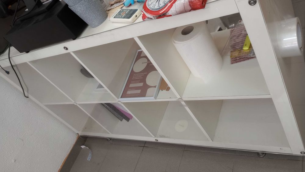 Balcão de madeira e vidro