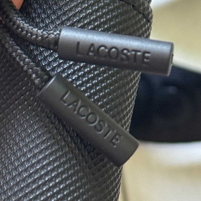 Чоловіча сумка через плече Lacoste у чорному кольорі.