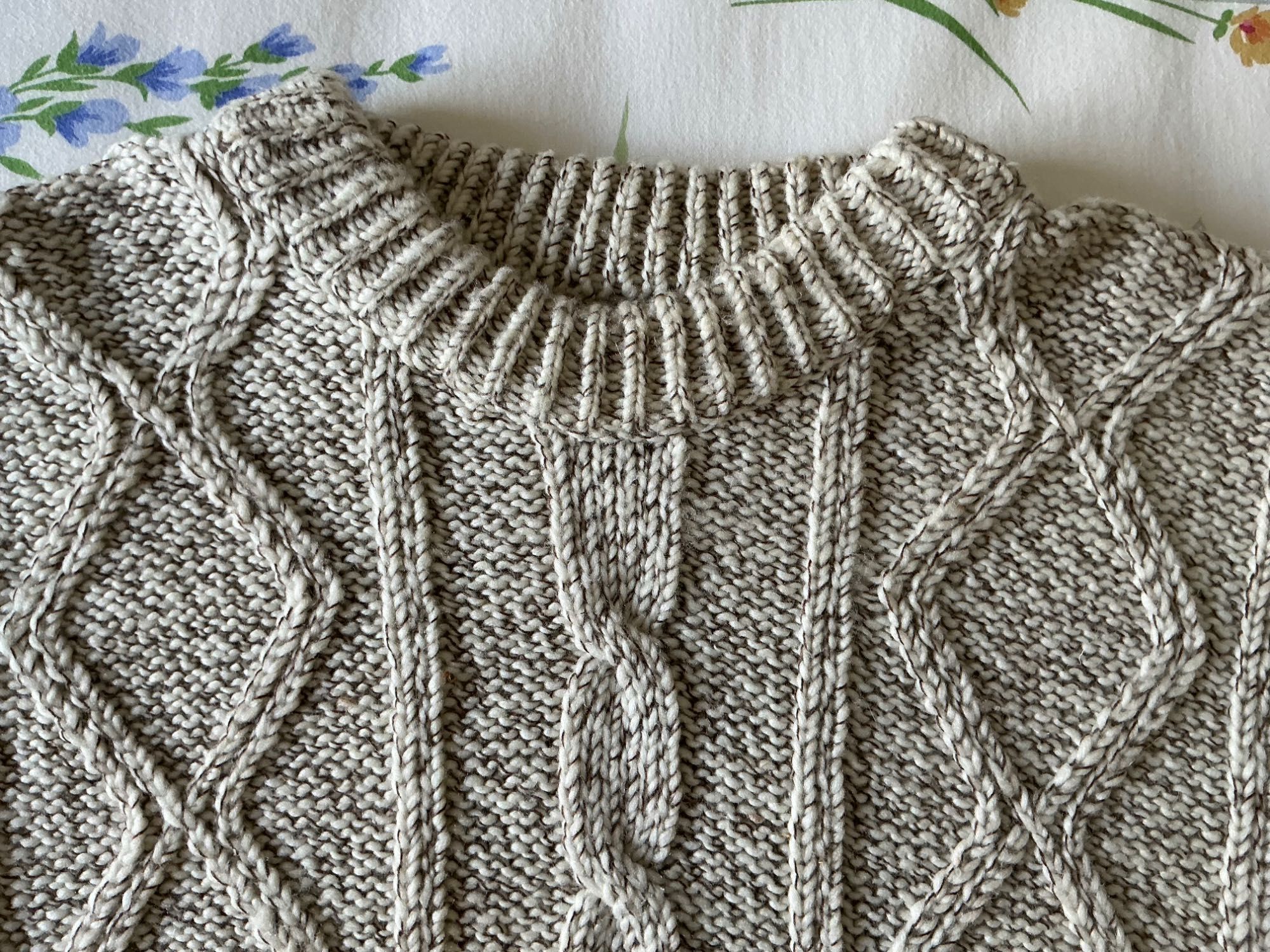 PULLOVER de lã . Novo.