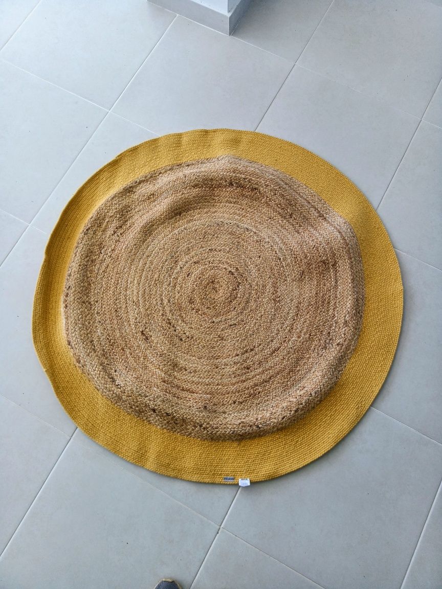 Tapete novo com 120 CMS de diâmetro. Cor bege com rebordo amarelo.