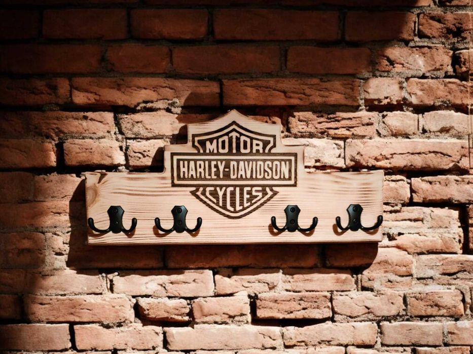 Drewniany wieszak na ubrania z logiem Harley-Davidson