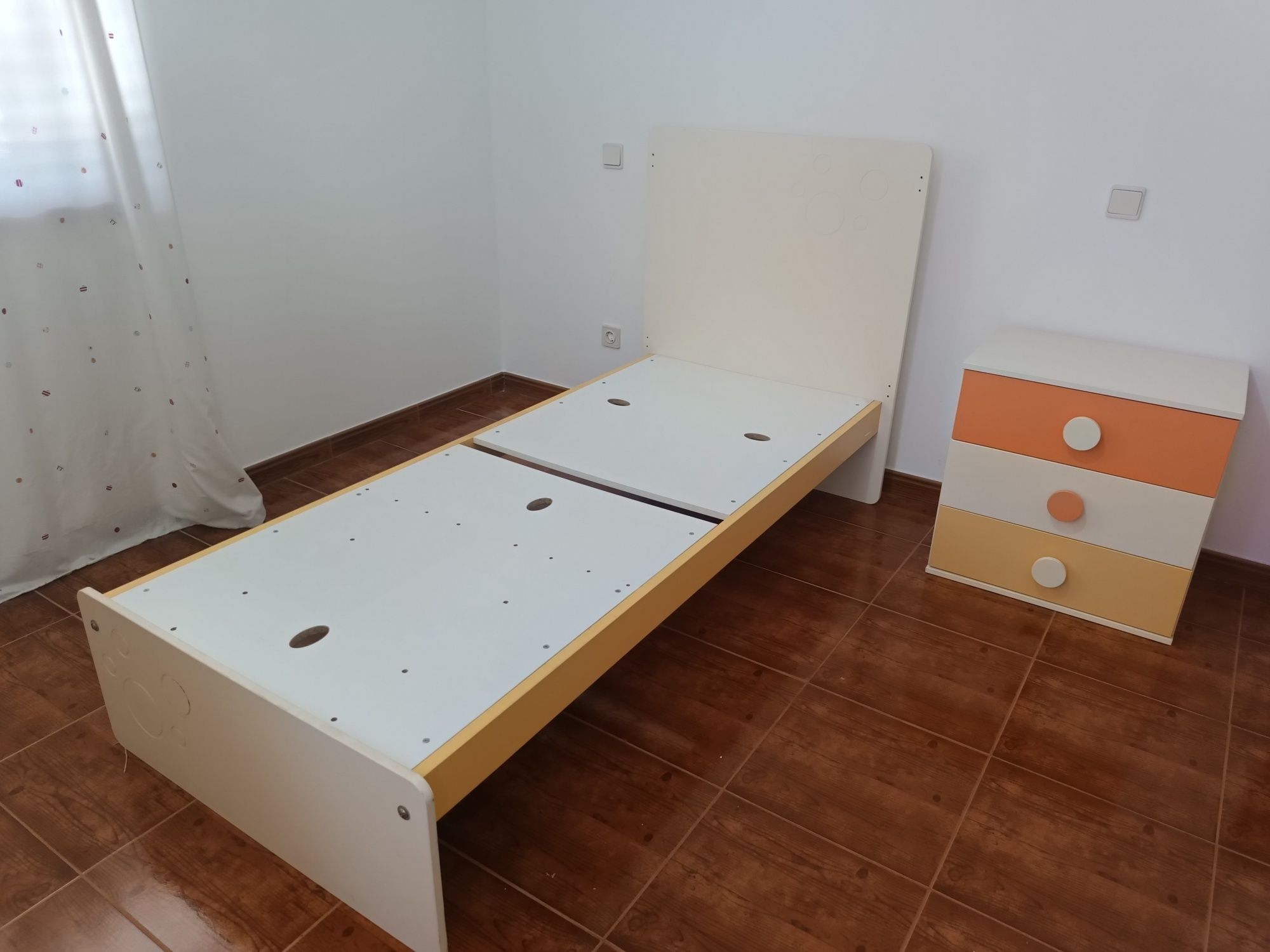 Berço de bebê convertível em cama