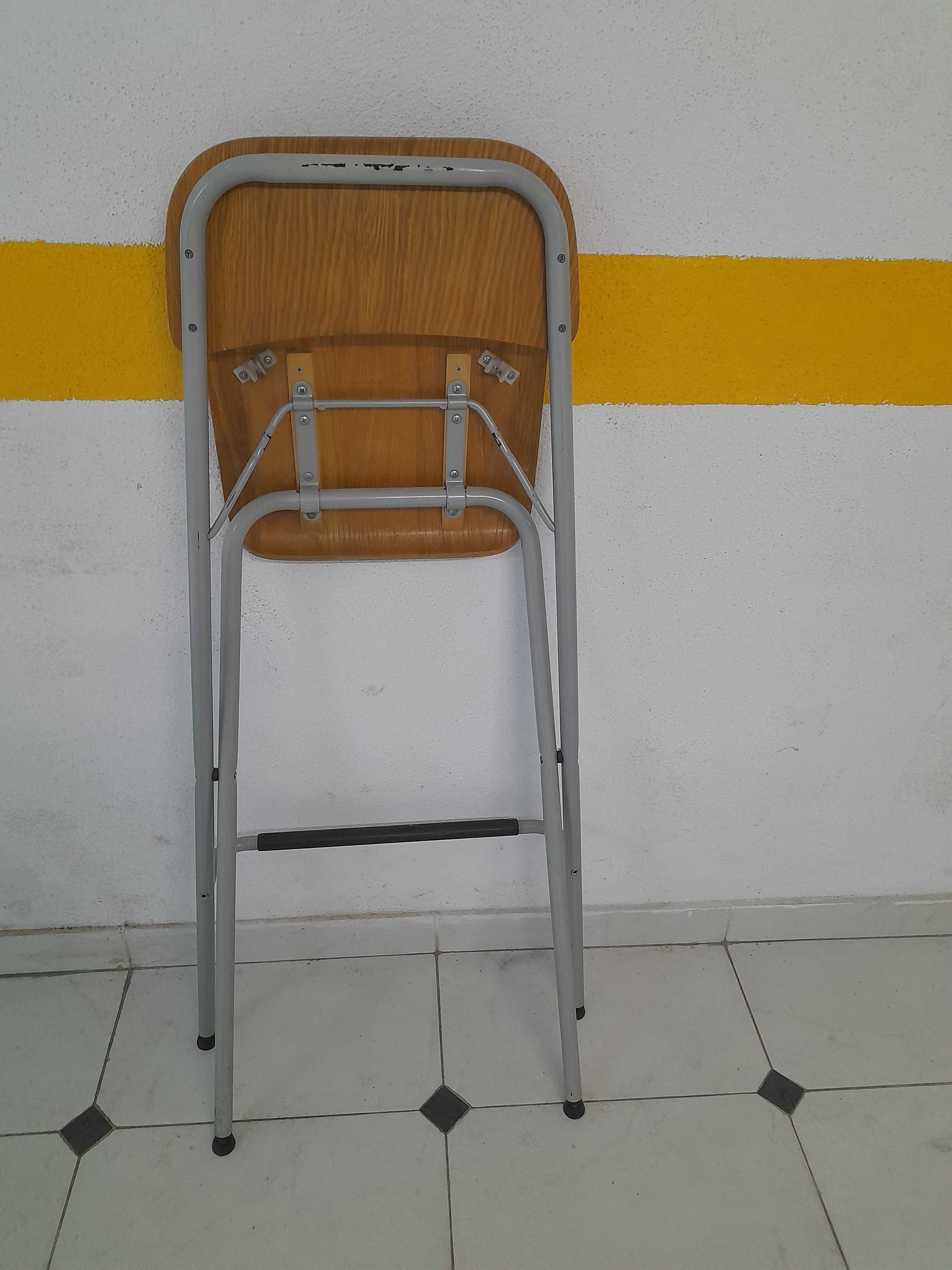 Banco alto/cadeira cerca de um metro, dobravel facil arrumação