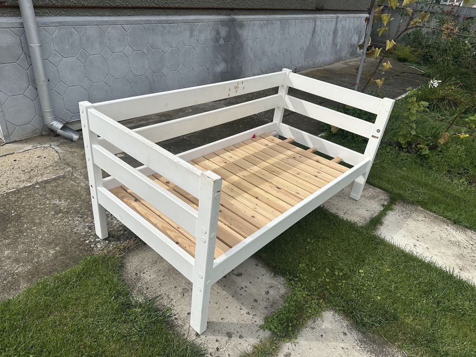 Продам дерев'яне ліжко біле якісне, з шухлядами