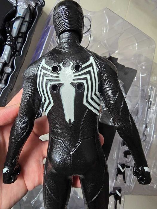 Figura Hot Toys Spider Man 2 (Video game) Peter Parker in Black Suit