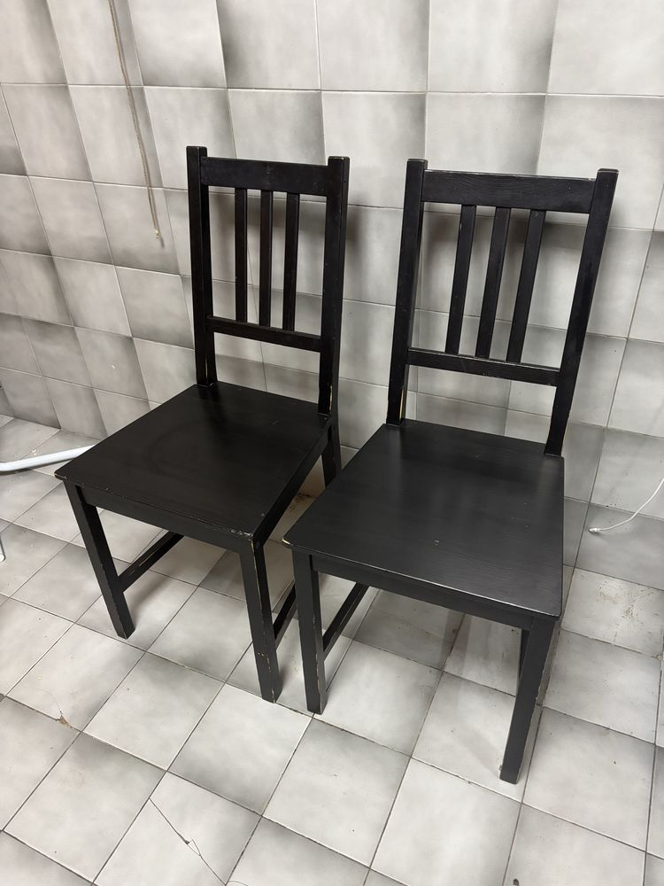 3 cadeiras pretas do ikea