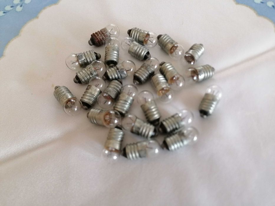 Żarówki,Żaróweczki z gwintem 2,5Volt 0,15 Amper.Sztuk 3