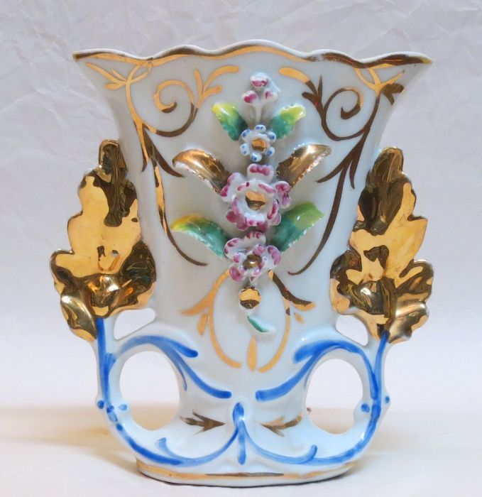Jarra em porcelana da Limoges com flores moldadas e folhas douradas