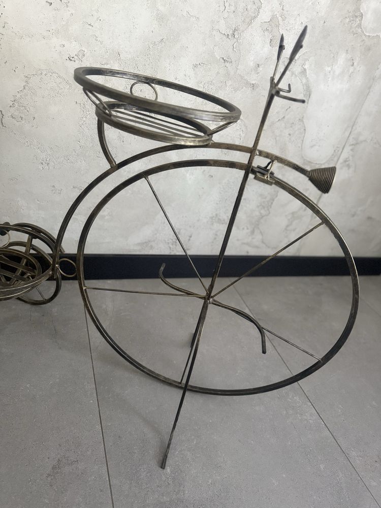 Metalowy kwietnik rower na rośliny