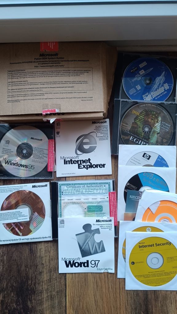 CD: Windows 95, Internet Explorer, Word 97, Office 2003 i inne- zestaw