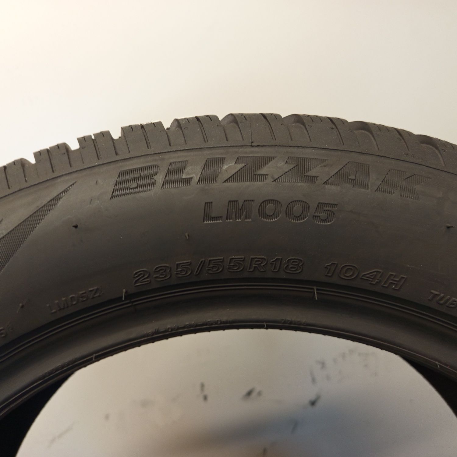 235/55R18 Bridgestone Blizak Lm005