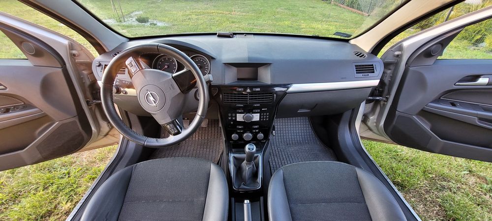 Samochód osobowy Opel Astra H sedan