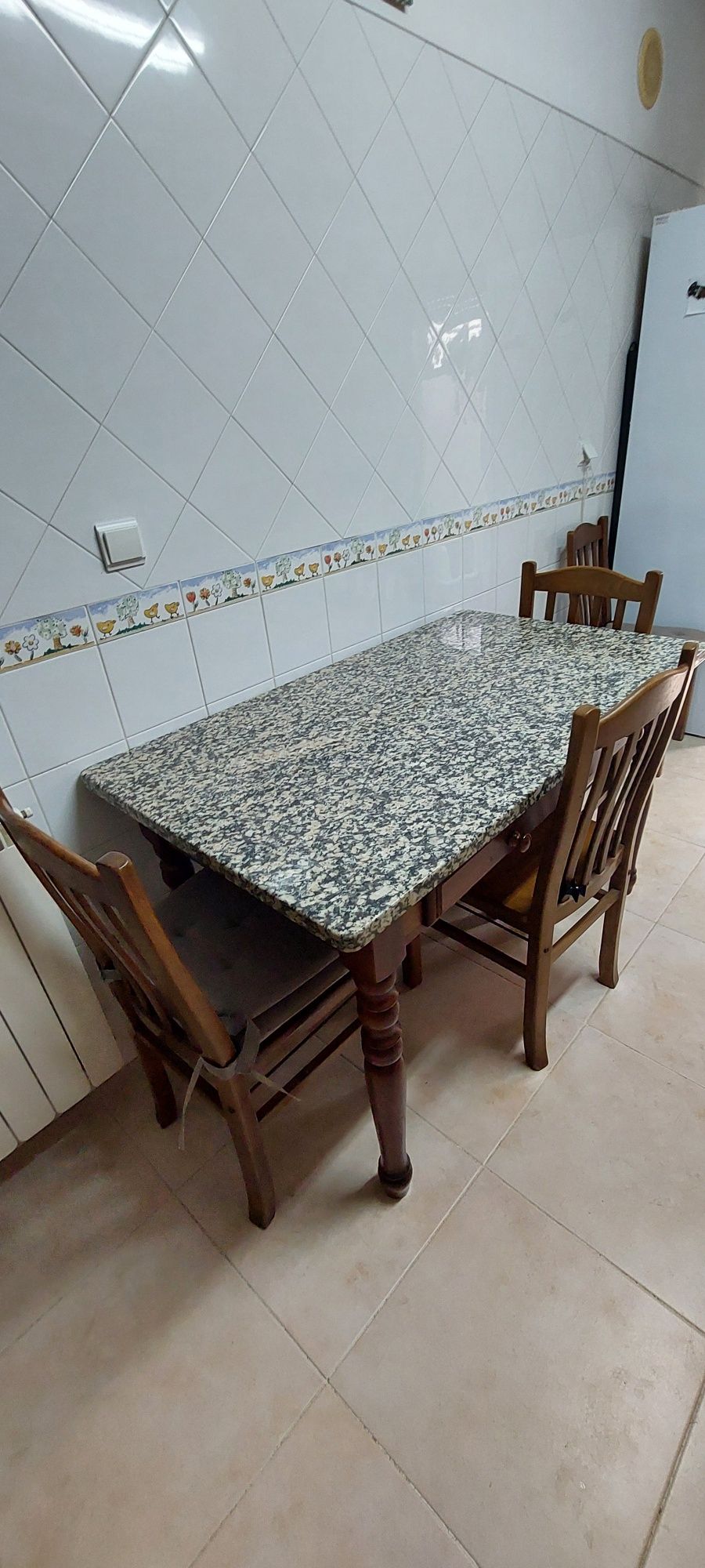 Mesa jantar/cozinha c/tampo em Granito + 4 cadeiras