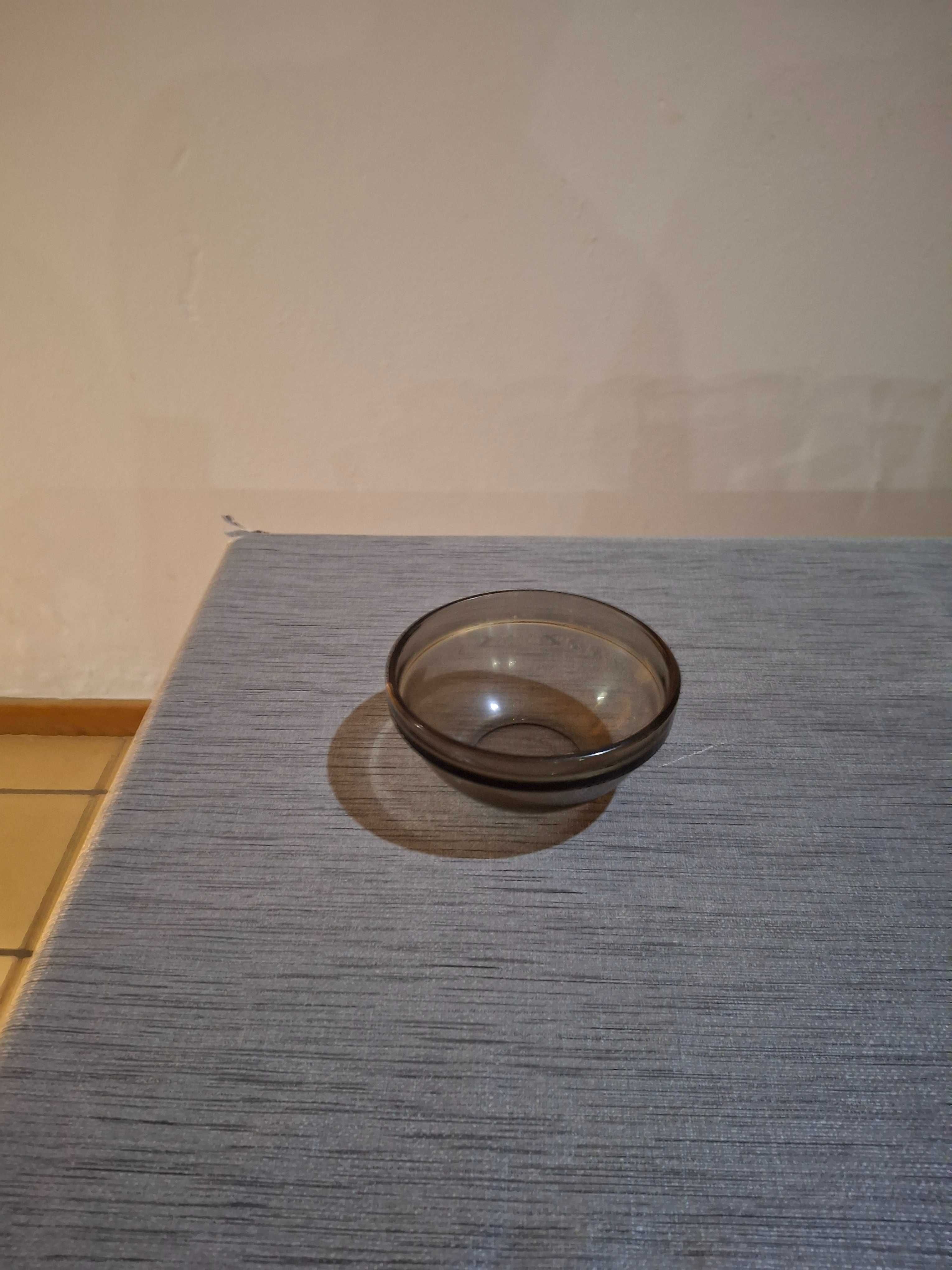 Conjunto de pratos e taças