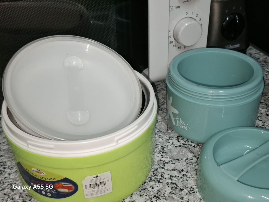 Duas termos de tamanhos diferentes uma em inox