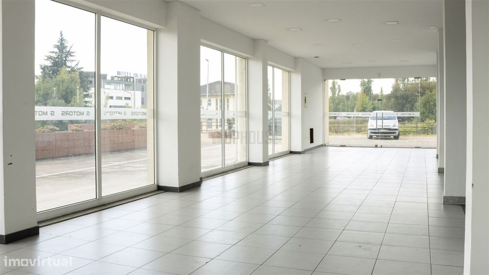 Loja Comercial com estacionamento – Viseu