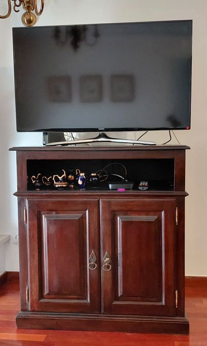 Móvel para tv em madeira castanho
