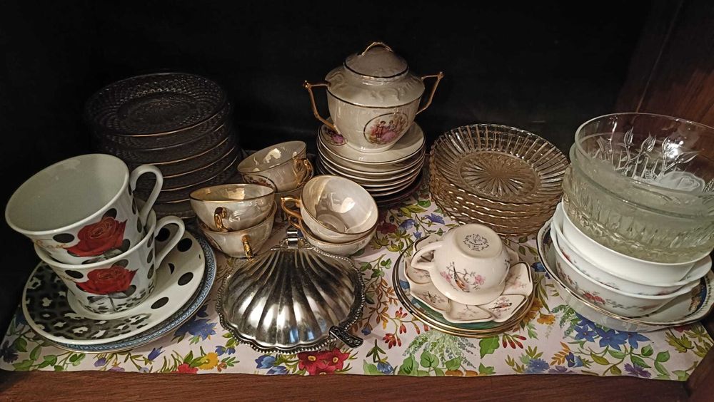 Conjunto de peças de cristal decorativas e taças