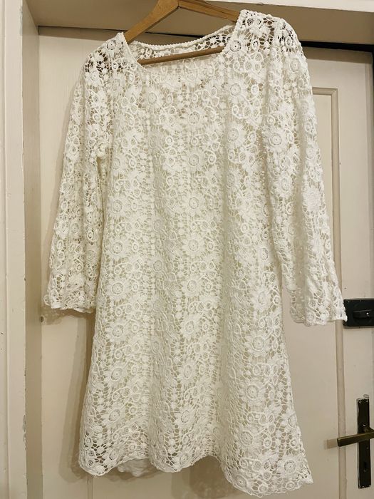 Kremowa azurowa sukienka koronka Mango S