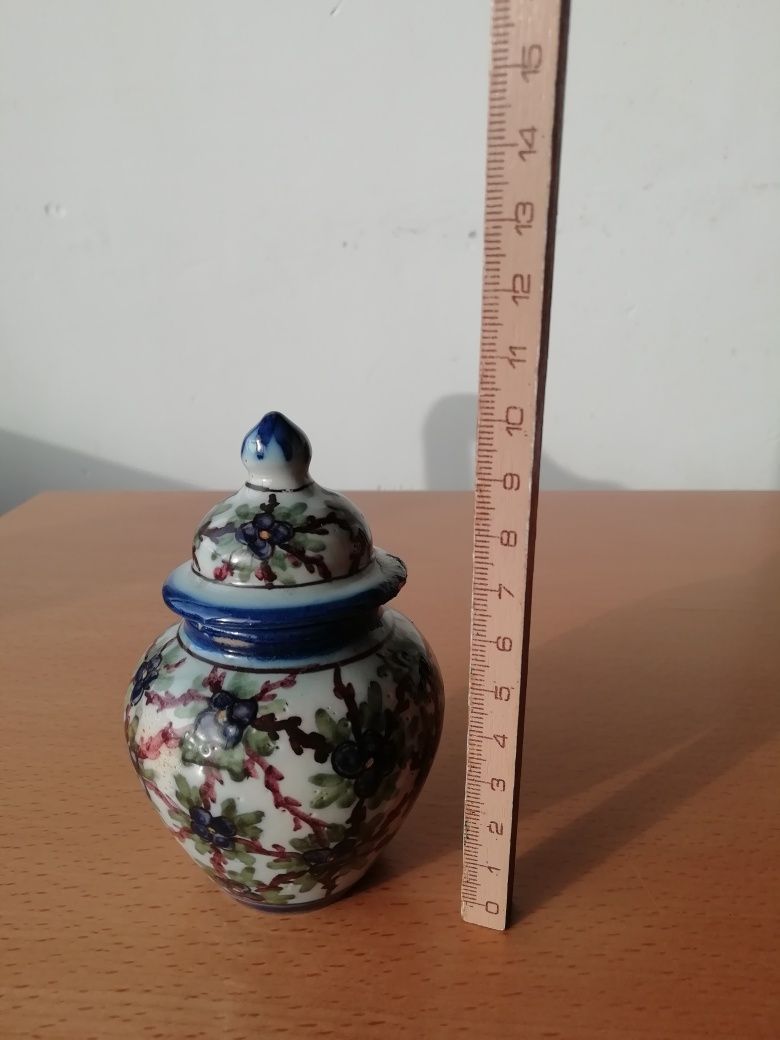 Conjunto de pequenas jarras em cerâmica portuguesa.