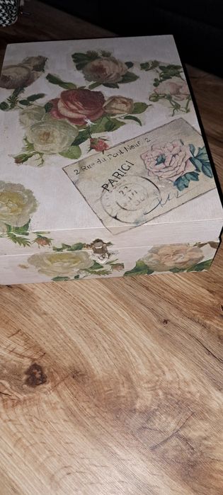 Toaletka z lusterkiem w kwiaty drewniana