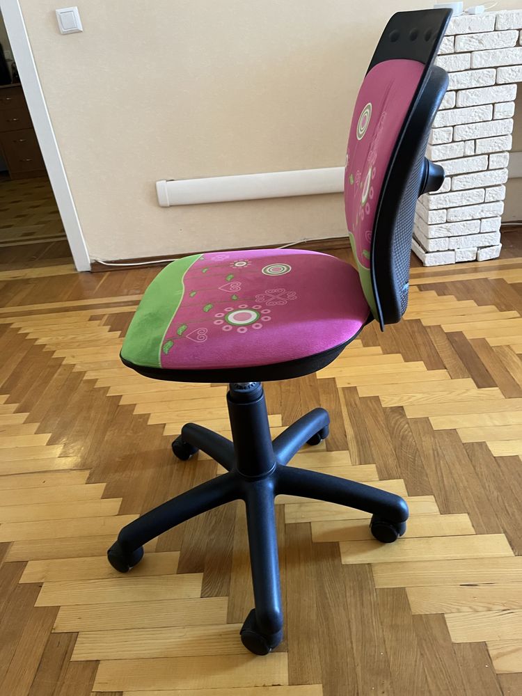 Стілець дитячий б/в