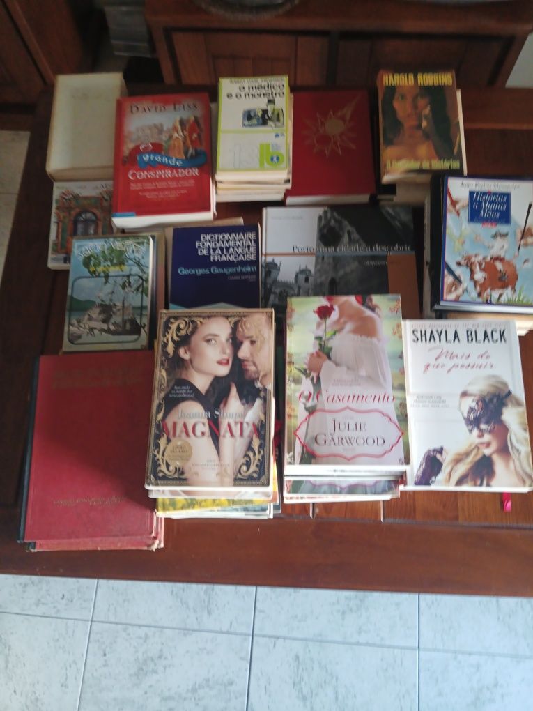 Livros usados de diversas temáticas/autores