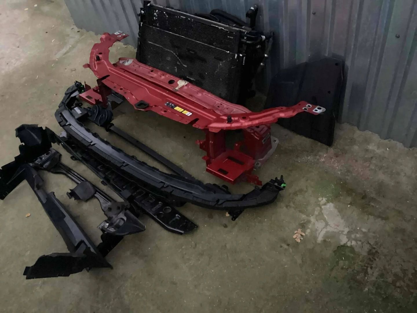 PAS PRZEDNI CHŁODNICE WZMOCNIENIE LAND ROVER DISCOVERY SPORT L550 LR084656