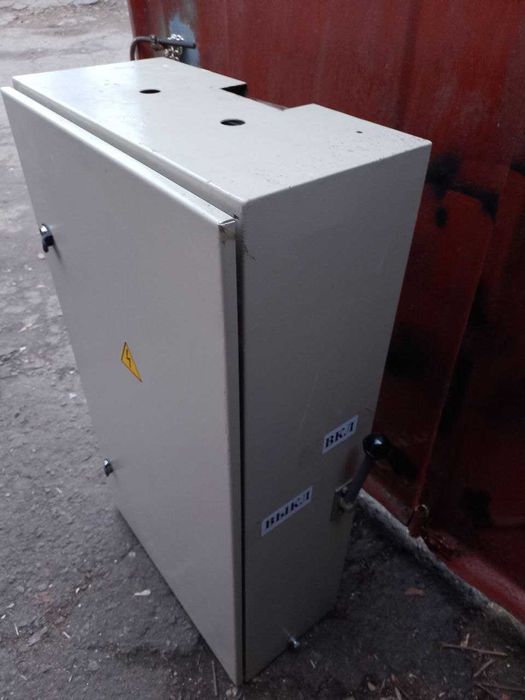 Электромонтажный шкаф  с выключателем и рубильником.