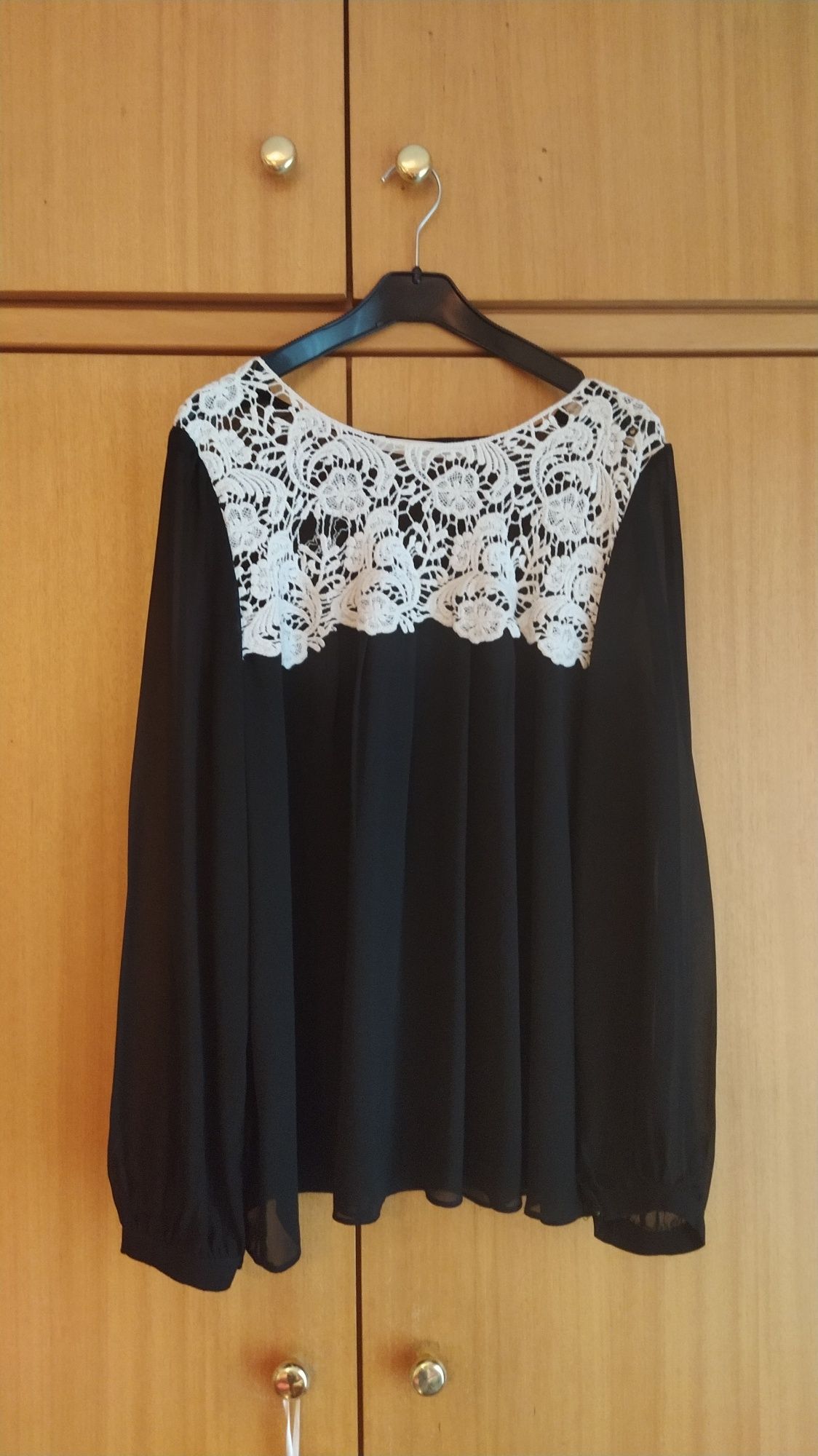 Blusa preta com renda
