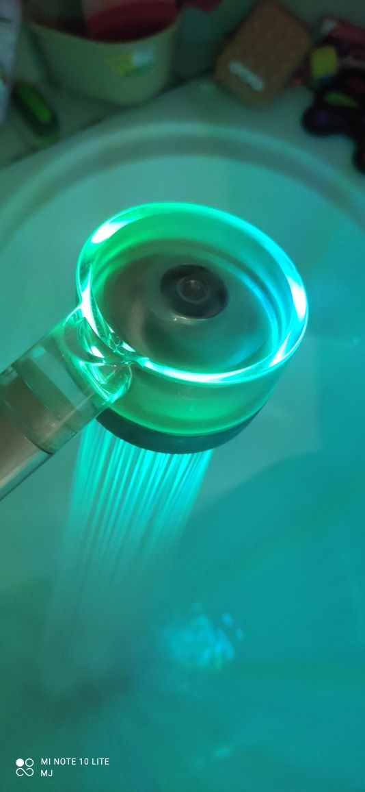 Słuchawka prysznicowa z turbiną kolorową LED