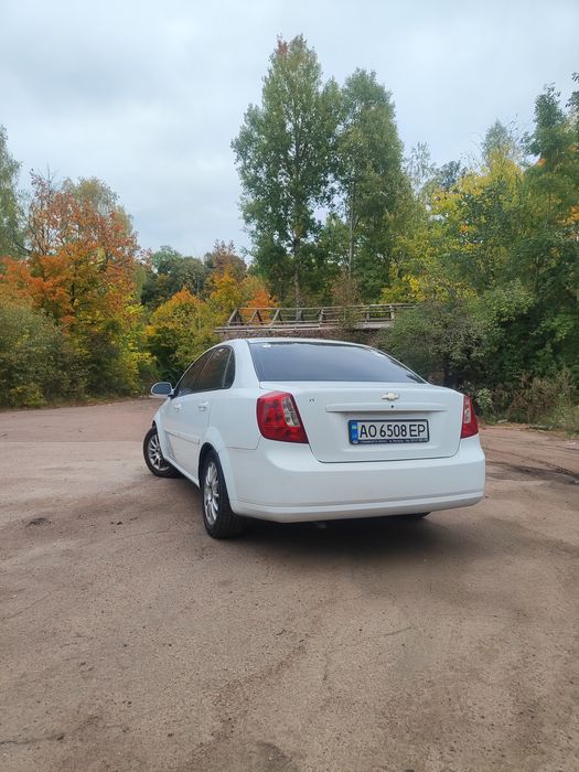 Chevrolet lacetti 2012 року 1.8 бензин